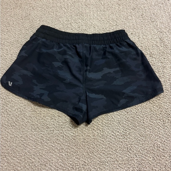 Vuori Xs Black Camo Women's Shorts - Picture 2 of 3